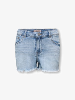 Hellblaue Jeans-Shorts mit ausgefransten Säumen, vorderem Knopf und Reißverschluss, Gürtelschlaufen und Vordertaschen, flach auf weißem Hintergrund ausgelegt.