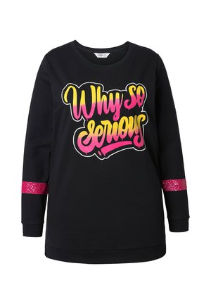 Schwarzer Sweatshirt mit dem Aufdruck "Warum so ernst?" in Pink und Gelb. Verfügt über Pailletten-Pink-Akzentbänder an den Ärmeln und einen gerippten Rundhalsausschnitt.