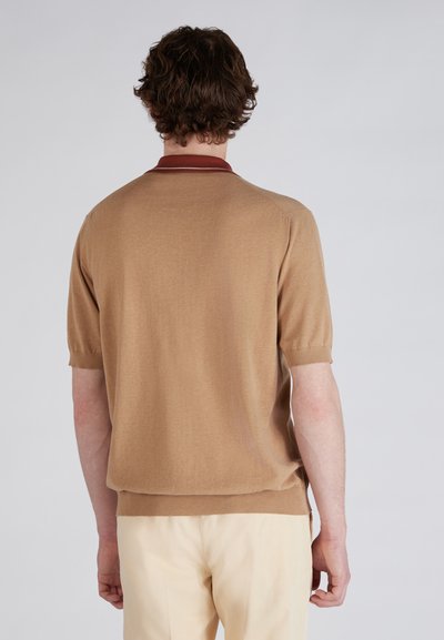 Polo en maille à manches courtes de couleur marron clair avec un col et des bordures bordeaux. Présente une coupe décontractée avec un ourlet et des poignets côtelés.