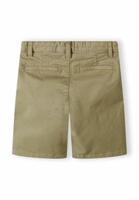 Pantaloni corti khaki con design a fronte piatto, due tasche posteriori e una texture liscia, realizzati in tessuto resistente. Adatti per un look informale.