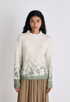 Strickpullover in Creme und sanftem Grün, mit floralem Muster am unteren Rand, gerippten Bündchen und einem hohen Kragen. Strukturierter, warmer Stoff.