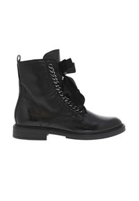 Bottines en cuir noir avec un bout arrondi, présentant un design à lacets à l'avant, des accents de chaîne décoratifs et un talon bas texturé.