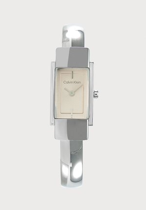 Srebrny zegarek Calvin Klein na rękę z prostokątną białą tarczą i minimalistycznym wzornictwem na metalowej bransolecie.