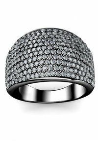 Anello in metallo nero con una parte superiore arrotondata incastonata di numerosi piccoli cristalli trasparenti, che creano un motivo testurizzato. Fascia interna lucidate.