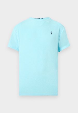 T-shirt bleu clair à manches courtes avec petit logo joueur de polo marine sur la poitrine gauche, présenté sur fond blanc.