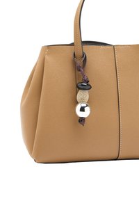 Torebka skórzana w kolorze brązowym o sztywnej formie, z dekoracyjnym akcentem z koralików w kolorze czarnym, beżowym i srebrnym na plecionym sznurku.