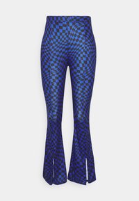 Calças largas em azul e preto com um padrão checker e ondulado, apresentando fendas laterais e uma textura suave. Projetadas para uma silhueta ajustada.