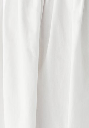 Witte stof met een gladde textuur, voorzien van zachte plooien en minimale kreukels. Eenvoudig ontwerp zonder patronen of versieringen.