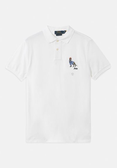 Camisa polo branca feita de algodão, com um fecho de dois botões, mangas curtas e um design de cão bordado no lado esquerdo do peito.