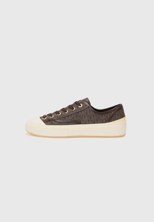 Sneakers in tela marrone a motivi, con occhielli dorati, chiusura con lacci e punta e suola in gomma bianca. Caratterizzati da una finitura testurizzata.