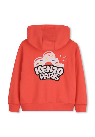 Sweat à capuche rouge vif avec un design de donut blanc croqué et des vermicelles colorées au-dessus du texte audacieux "KENZO PARIS" dans le dos.