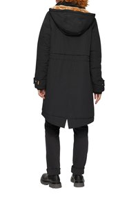 Schwarze Parkajacke mit einer gefütterten Kapuze aus Fell, langen Ärmeln und verstellbaren Manschetten; verfügt über eine taillierte Taille und einen geraden Schnitt mit gespaltenem Saum.