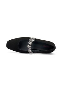 Zapato plano de ante negro con puntera cuadrada, que presenta una correa decorativa con un patrón de serpiente. El fondo sencillo resalta el diseño del zapato.