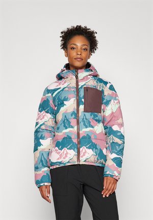 Bunte Puffy-Jacke mit einem Bergmuster, Reißverschluss und einer braunen Brusttasche. Das Material scheint isoliert und wasserabweisend zu sein.