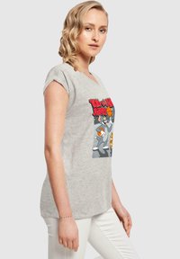 ABSOLUTE CULT TOM AND JERRY - BASKETBALL BUDDIES - T-shirts med print - heather grey