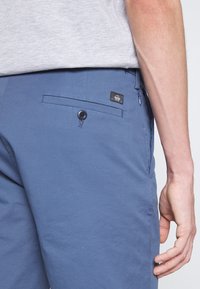 DOCKERS SMART SUPREME FLEX MODERN CHINO - Calções - vintage indigo