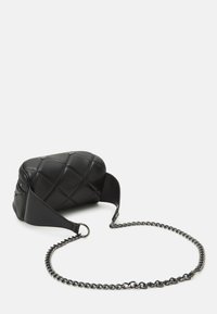 Borsa a tracolla nera trapuntata in morbida pelle, dotata di una tracolla a catena removibile e di un design liscio e arrotondato con chiusura a zip.