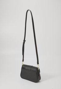 Svart skinn crossbody-veske med en jevn tekstur, rektangulær form og detaljer i gullfarge. Har en justerbar reim for allsidighet.