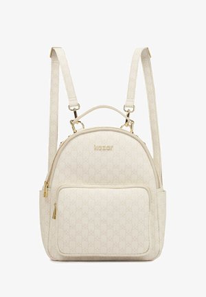 Zaino beige chiaro con motivo geometrico in rilievo, doppie cinghie, hardware dorato, maniglia superiore e tasca frontale con zip.