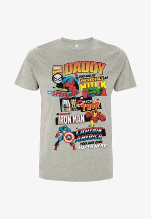 Camiseta de algodón gris con gráficos coloridos estilo cómic de superhéroes, con texto que destaca características; incluye a Spider-Man, Hulk y Iron Man.