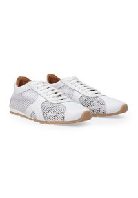 Weiße Sportschuhe mit Netzdetails, Schnürdesign, Gummisohle und strukturierten Akzenten an den Seiten. Niedriges Profil und leichte Bauweise.