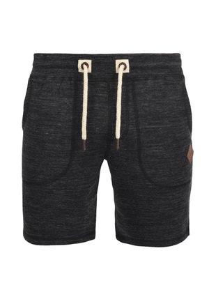 Shorts noirs texturés avec une ceinture à cordon de serrage, dotés de deux poches avant et d'un petit patch en cuir brun.
