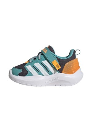 Peutersportieve schoen in teal, zwart, wit en oranje met klittenbandsluiting, veters aan de voorkant en een gewatteerde witte zool met label "Cloudfoam."