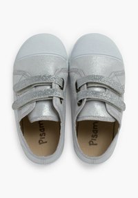 Srebrne sneakersy z dwoma błyszczącymi paskami, zaokrąglonymi czubkami i białymi gumowymi podeszwami. Wewnętrzne wykończenie ma kolor beżowy z logo marki.