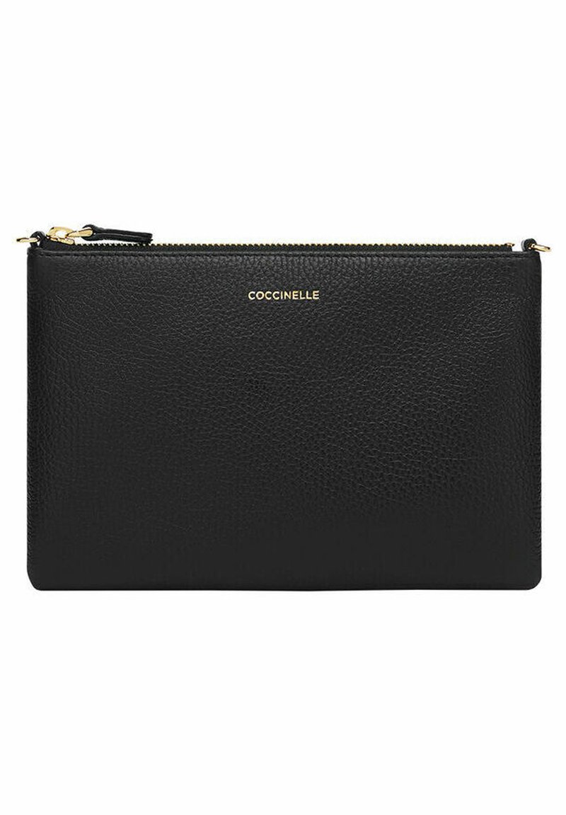 Pochette zippée en cuir noir avec une finition texturée. Présente un logo de marque doré sur le devant, de forme rectangulaire compacte.