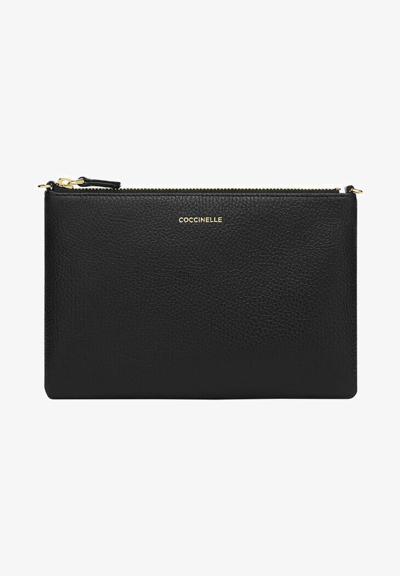 Pungă neagră din piele cu fermoar, cu un finisaj texturat. Prezintă un logo de marcă de culoare aurie pe partea din față, cu o formă compactă rectangulară.