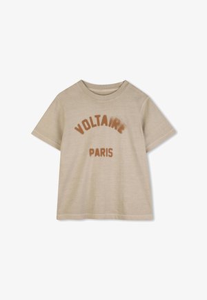 Beige T-shirt met korte mouwen en bruine opdruk met de tekst "VOLTAIRE" in boogvorm boven "PARIS" aan de voorkant, met een ronde hals.