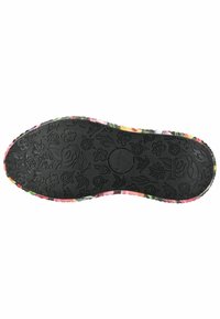 Semelle de chaussure en caoutchouc noir présentant un motif floral et des accents colorés en rose, jaune et vert. Texturée pour une meilleure adhérence.