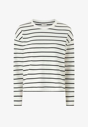 Witte longsleeve met zwarte horizontale strepen en een ronde hals, weergegeven op een eenvoudige achtergrond.