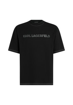 Crna majica s kratkim rukavima, s utisnutim tekstom "KARL LAGERFELD" u kontrastnom šavu. Okrugli izrez i ravni kroj.