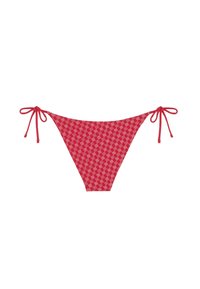 Parte inferior de bikini roja con forma triangular, con un patrón de cuadros y cierres atados a ambos lados. Hecha de material de baño flexible.