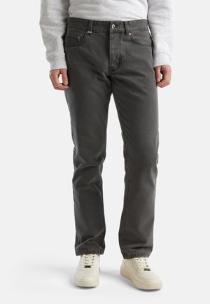 Grijze denim jeans met een rechte pasvorm, vijf zakken ontwerp en contrasterende stiksels. Gecombineerd met witte sneakers voor een casual uitstraling.