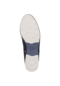 Navy mokkanahkasandaalit, joissa on valkoinen kumipohja. Huomionarvoisia ominaisuuksia ovat teksturoitu pito-kuvio ja pieni metallinen yksityiskohta sivussa.