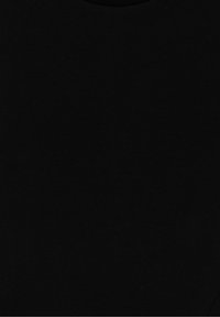 Haut en tissu noir à côtes avec un col rond ; la texture présente des lignes verticales, une finition douce et aucune logo ou ornement visible.