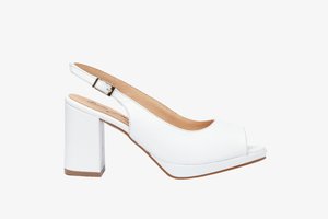 Zapato blanco de piel tipo slingback con punta abierta, tacón grueso y interior marrón. Presenta una correa ajustable y un acabado suave y brillante.