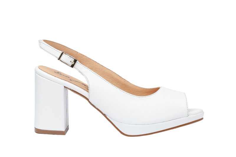 Zapato blanco de piel tipo slingback con punta abierta, tacón grueso y interior marrón. Presenta una correa ajustable y un acabado suave y brillante.