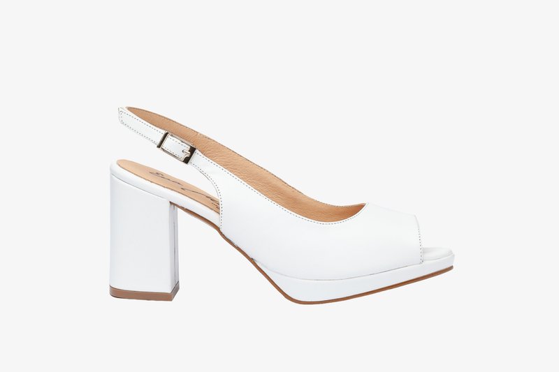 Zapato blanco de piel tipo slingback con punta abierta, tacón grueso y interior marrón. Presenta una correa ajustable y un acabado suave y brillante.