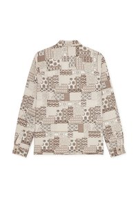Πουκάμισο μακρυμάνικο με σχέδιο πατςγουορκ σε μπεζ και καφέ αποχρώσεις, που περιλαμβάνει διάφορα γεωμετρικά και ανθισμένα μοτίβα. Περιλαμβάνονται μανσέτες με κουμπιά.