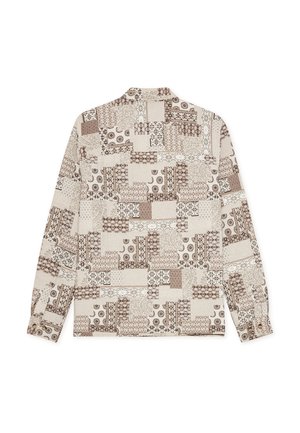 Πουκάμισο μακρυμάνικο με σχέδιο πατςγουορκ σε μπεζ και καφέ αποχρώσεις, που περιλαμβάνει διάφορα γεωμετρικά και ανθισμένα μοτίβα. Περιλαμβάνονται μανσέτες με κουμπιά.