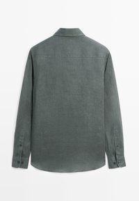 Chemise grise pour homme à manches longues, boutonnée, vue de dos avec un col simple et des poignets boutonnés.