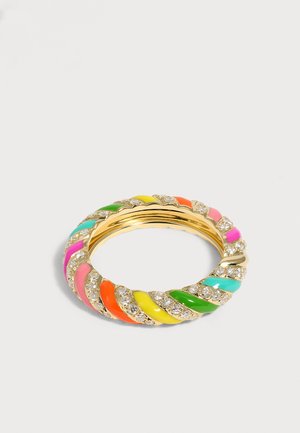 Guld ring med diagonale striber af farverig emalje og indlejrede små klare krystaller, vist på en ensfarvet lys baggrund.