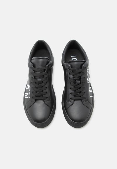 Paire de baskets en cuir noir à lacets avec texte blanc "ICON DSQUARED2" sur les côtés extérieurs, vues de dessus sur un fond clair.