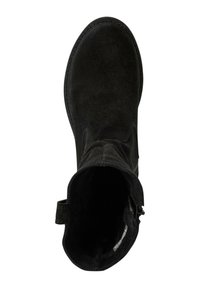 Stivaletto in suede nero con una texture morbida, caratterizzato da una punta tondeggiante, chiusura con zip e una fodera interna visibile all'apertura.