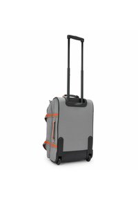 Maleta de viaje gris con acentos negros y detalles de cremallera en naranja. Cuenta con un asa retráctil y dos ruedas para un fácil transporte.