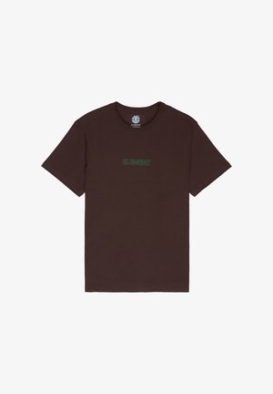 Braunes Baumwoll-T-Shirt mit Rundhalsausschnitt und kurzen Ärmeln, mit "ELEMENT" in Grün auf der Brust bestickt.
