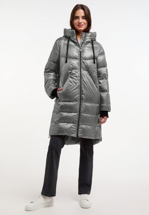 Langer, gepolsterter grauer Daunenmantel mit Kapuze, Frontreißverschluss und großen Taschen. Hat eine glänzende, glatte Textur und kontrastierende schwarze Akzente.